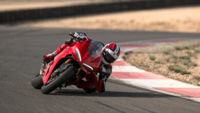 Ducati Panigale V2 S 100 Bawa Aura Balap 1970-An, Tapi Mesin Tetap Modern