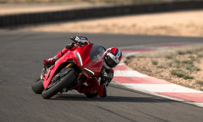 Ducati Panigale V2 S 100 Bawa Aura Balap 1970-An, Tapi Mesin Tetap Modern