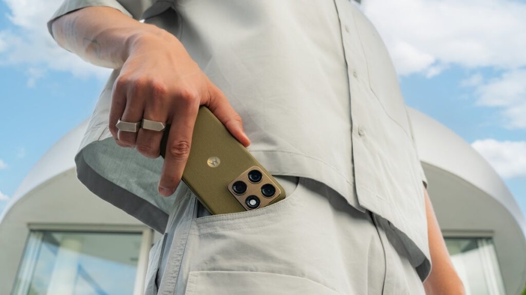 Motorola Edge (2026 Mulai Dijual, Bonus Earbuds dan Smartwatch Bikin Paketnya Sulit Diabaikan
