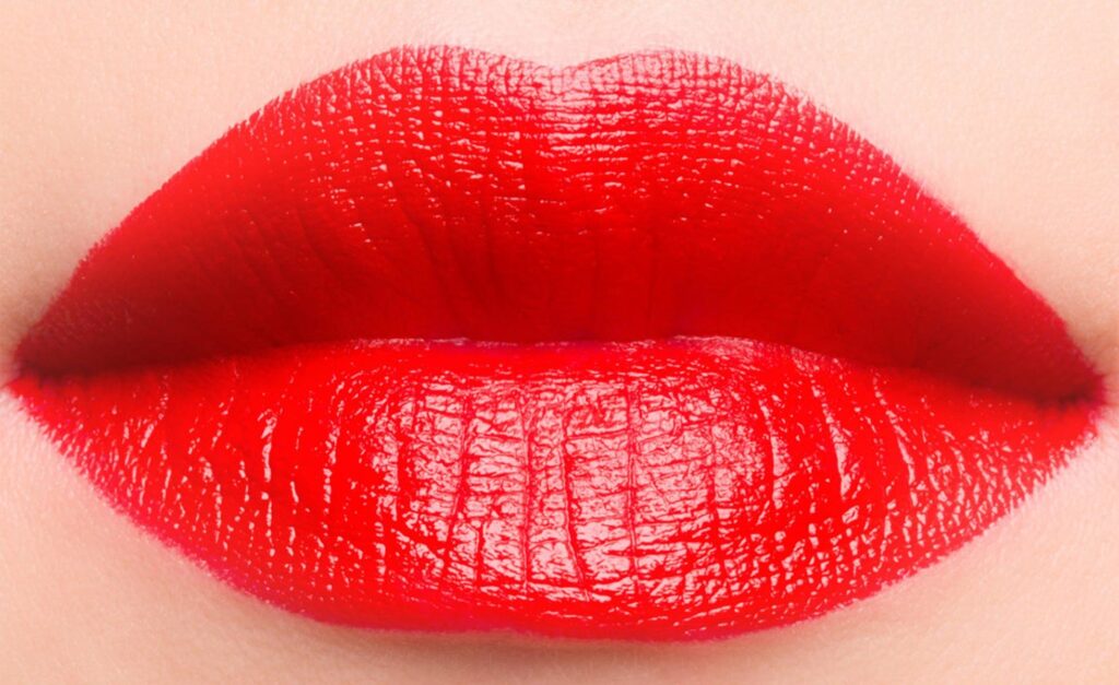 4 Lipstik Merah Transferproof yang Bikin Bold Seharian Tanpa Bekas di Gelas