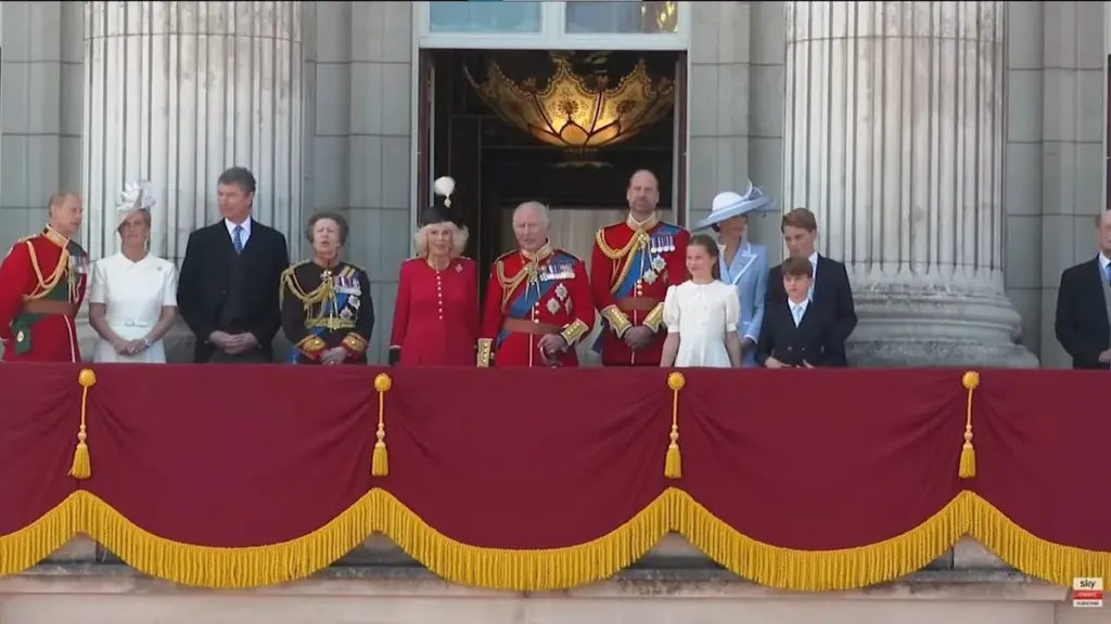 Balkon Buckingham Palace Kian Dipersempit, Charles Tunjukkan Wajah Baru Monarki