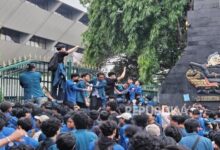 Mahasiswa Undip Panjat Pagar Kantor Gubernur, Teriakan Reformasi Menggema di Semarang