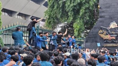 Mahasiswa Undip Panjat Pagar Kantor Gubernur, Teriakan Reformasi Menggema di Semarang