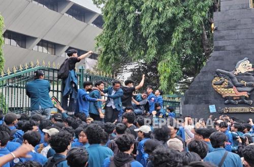 Mahasiswa Undip Panjat Pagar Kantor Gubernur, Teriakan Reformasi Menggema di Semarang
