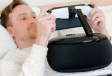 Gaming Pillow Ini Bikin Main Handheld di Kasur Lebih Ringan, Tangan Tak Cepat Kebas