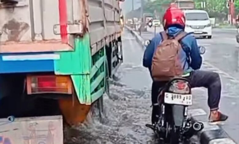 Hujan Pagi dan Rob Ancam Pantura Jateng, Jalur Semarang-Demak Makin Rawan