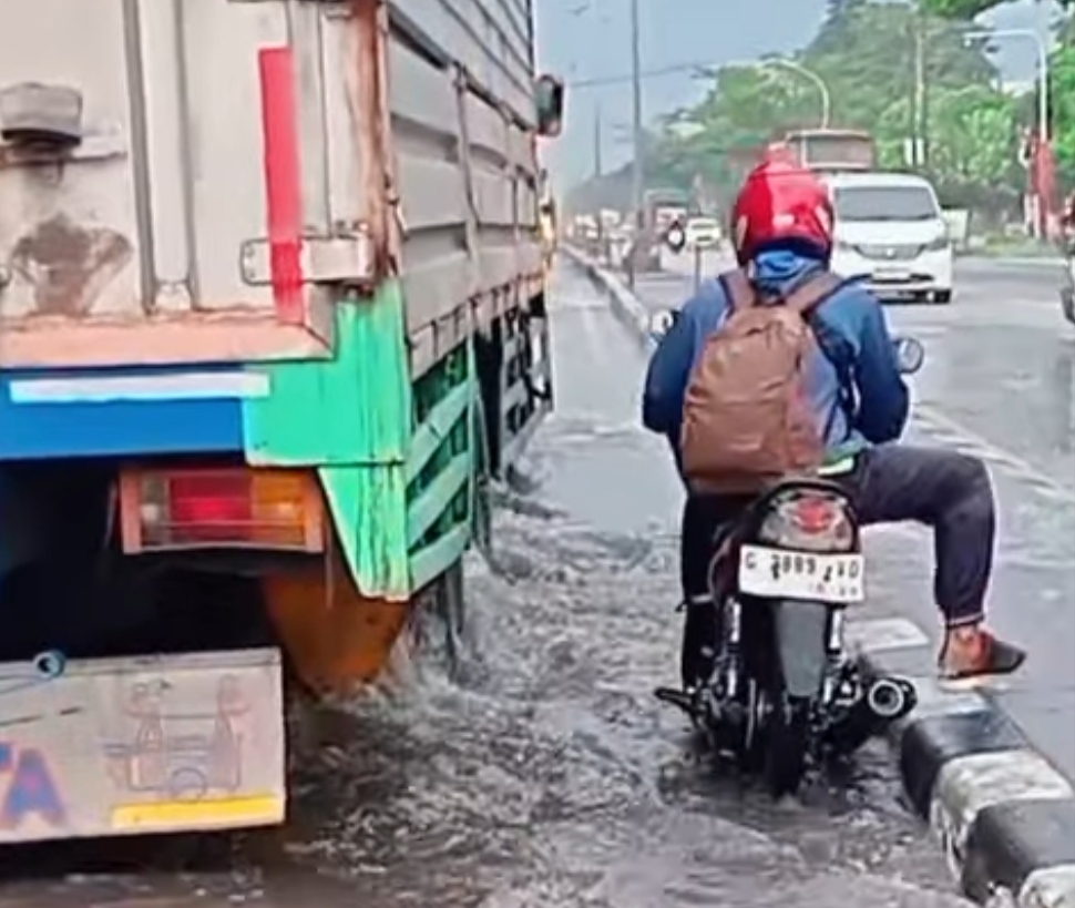 Hujan Pagi dan Rob Ancam Pantura Jateng, Jalur Semarang-Demak Makin Rawan