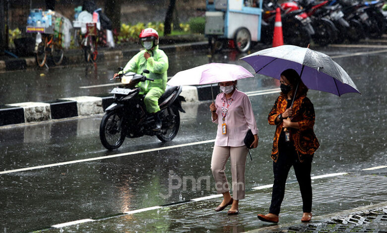 Siang Hingga Sore, Hujan Mengintai Sejumlah Daerah Jawa Barat