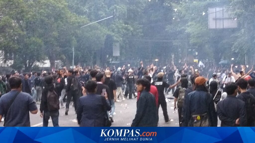 Demo Mahasiswa di DPRD Jabar Memanas Saat Massa Mundur, Petasan dan Botol Meledak