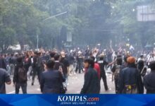 Demo Mahasiswa di DPRD Jabar Memanas Saat Massa Mundur, Petasan dan Botol Meledak