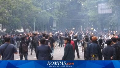 Demo Mahasiswa di DPRD Jabar Memanas Saat Massa Mundur, Petasan dan Botol Meledak