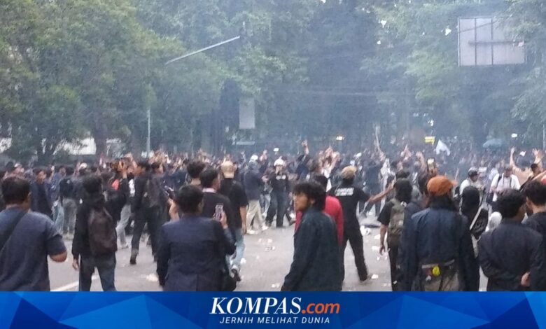 Demo Mahasiswa di DPRD Jabar Memanas Saat Massa Mundur, Petasan dan Botol Meledak