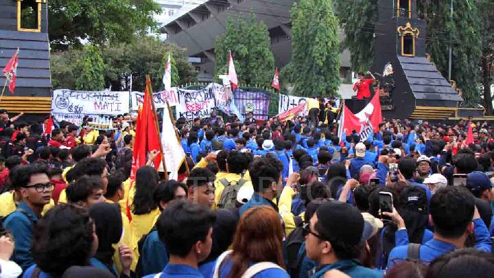 Mahasiswa Kepung Kantor Gubernur Jateng, Desakan Evaluasi MBG dan Rupiah Menguat