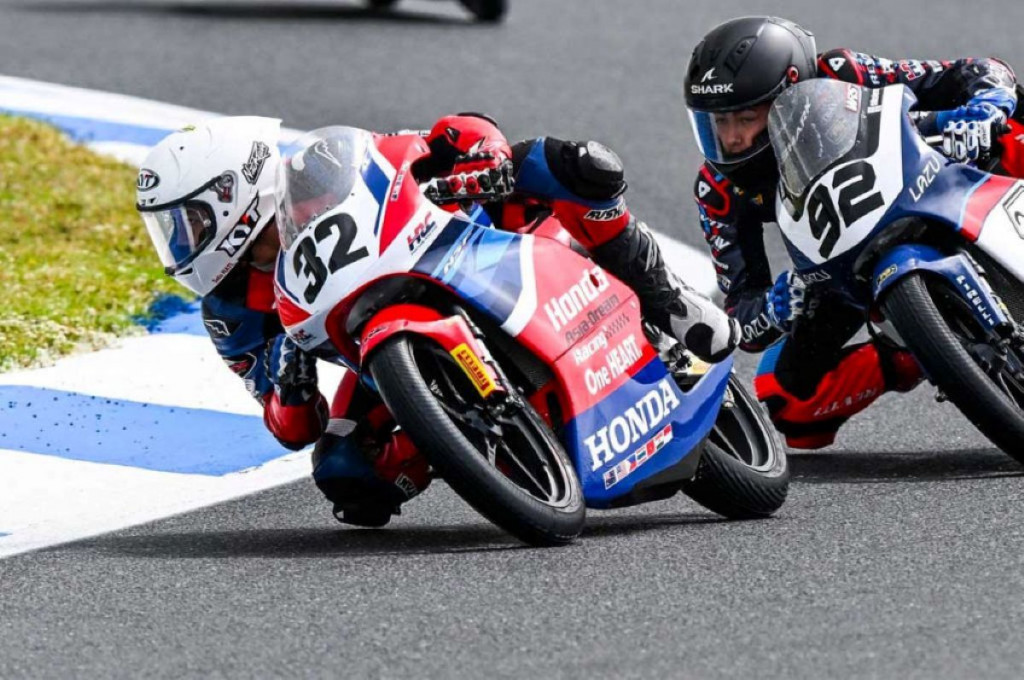 Kiandra Ramadhipa Menang di Estoril, Indonesia Raya Bergema di Moto3 Junior