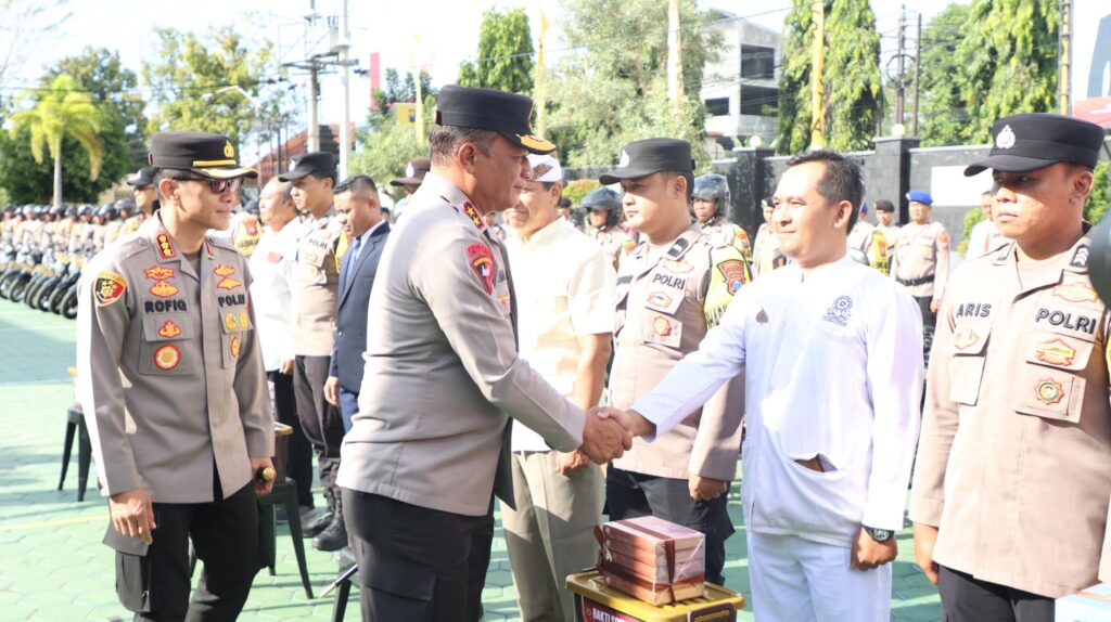 Kapolda Jatim Bagikan 2.055 Kitab Suci di Banyuwangi, Pesan Kerukunan Menguat