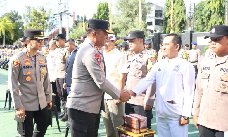 Kapolda Jatim Bagikan 2.055 Kitab Suci di Banyuwangi, Pesan Kerukunan Menguat