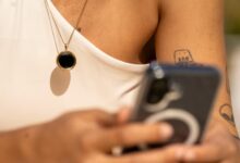 Gem, Kalung Pintar yang Memantau UV Real Time dan Mengingatkan Sunscreen Tepat Waktu