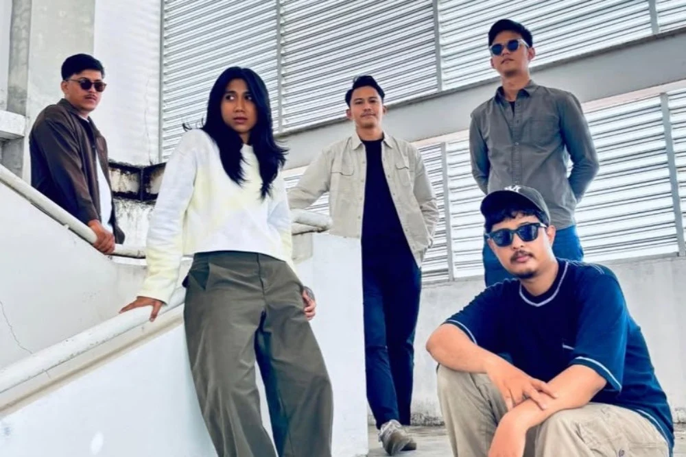 Million Hope Bawa Kisah Hubungan yang Tak Pernah Pasti Lewat "But Not Really Home"