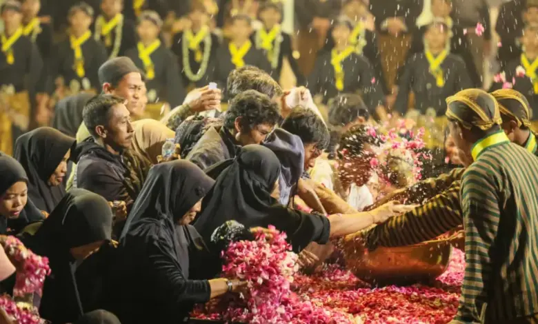 Ribuan Warga Padati Kirab 1 Sura Mangkunegaran, Tradisi Ini Masih Punya Tenaga Besar