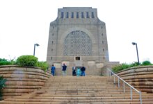 Monumen Voortrekker, Relief Marmer Raksasa dan Sinyal Matahari yang Jarang Terjadi