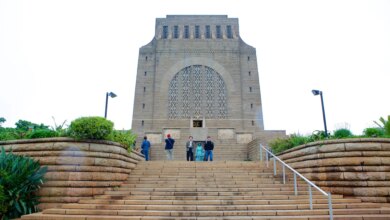 Monumen Voortrekker, Relief Marmer Raksasa dan Sinyal Matahari yang Jarang Terjadi