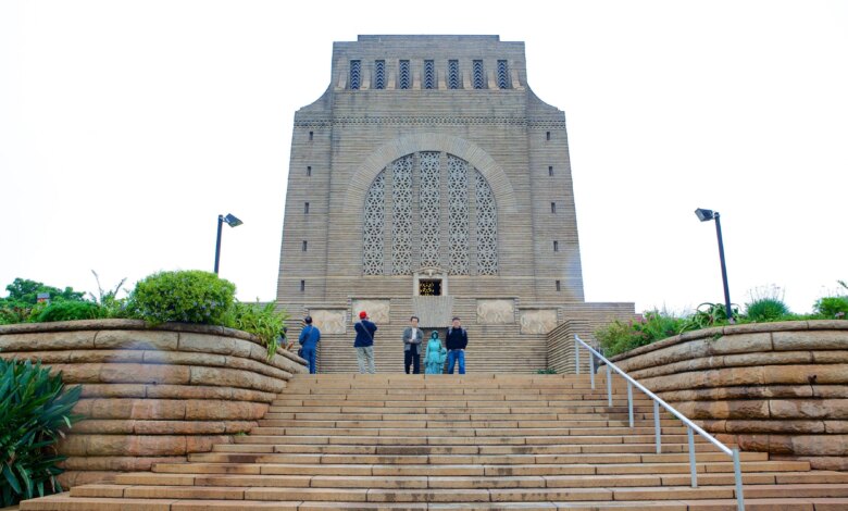 Monumen Voortrekker, Relief Marmer Raksasa dan Sinyal Matahari yang Jarang Terjadi
