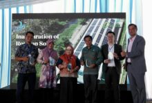 APL Perluas PLTS Atap di Jawa Timur, Jejak Karbon Distribusi Kesehatan Makin Turun