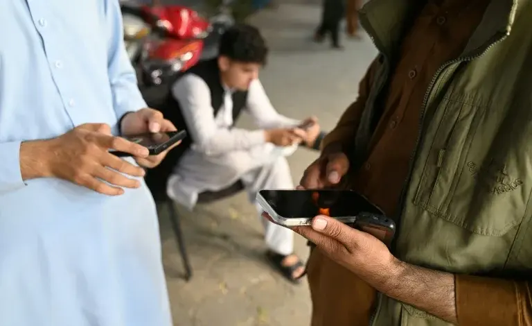 Taliban Larang Smartphone di Kantor Pemerintah, Pegawai Afghanistan Dipaksa Cari Cara Baru