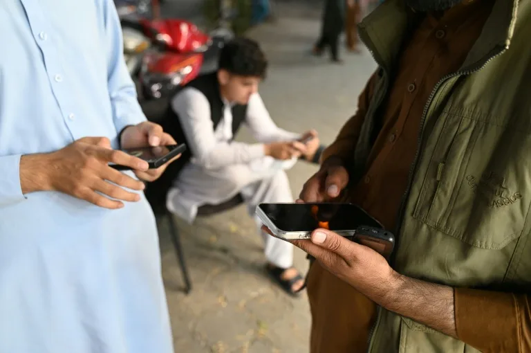 Taliban Larang Smartphone di Kantor Pemerintah, Pegawai Afghanistan Dipaksa Cari Cara Baru