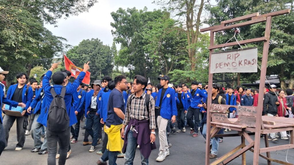 Mahasiswa Kepung DPRD Jawa Barat, Replika Guillotine Jadi Simbol Kegeraman