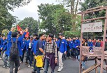 Mahasiswa Kepung DPRD Jawa Barat, Replika Guillotine Jadi Simbol Kegeraman