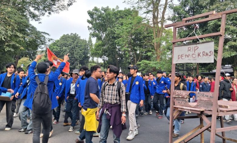 Mahasiswa Kepung DPRD Jawa Barat, Replika Guillotine Jadi Simbol Kegeraman