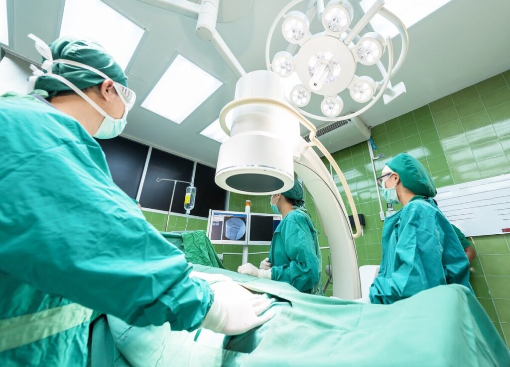 Robot Bedah Symani Dorong Batas Microsurgery, Pembuluh Sangat Kecil Kini Bisa Disambung