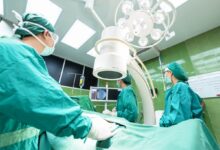 Robot Bedah Symani Dorong Batas Microsurgery, Pembuluh Sangat Kecil Kini Bisa Disambung