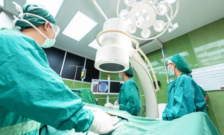 Robot Bedah Symani Dorong Batas Microsurgery, Pembuluh Sangat Kecil Kini Bisa Disambung
