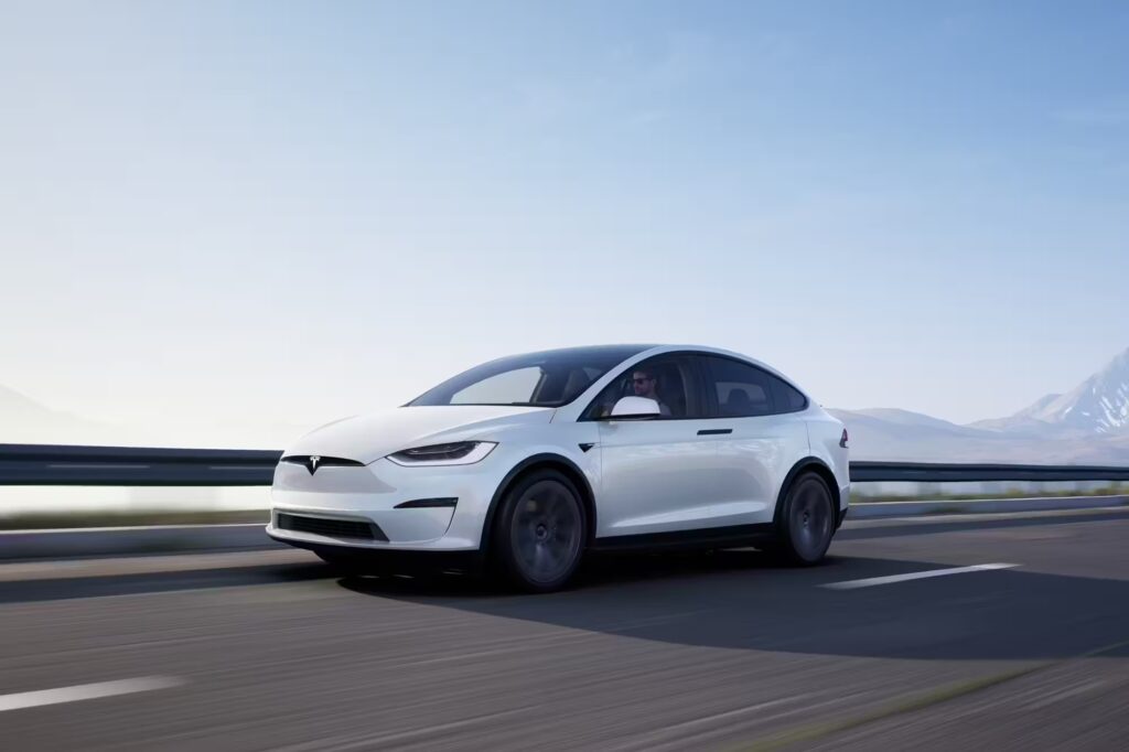 Kepala Boneka Dipakai Menipu Full Self-Driving Tesla, Celah Aneh yang Terbongkar di China