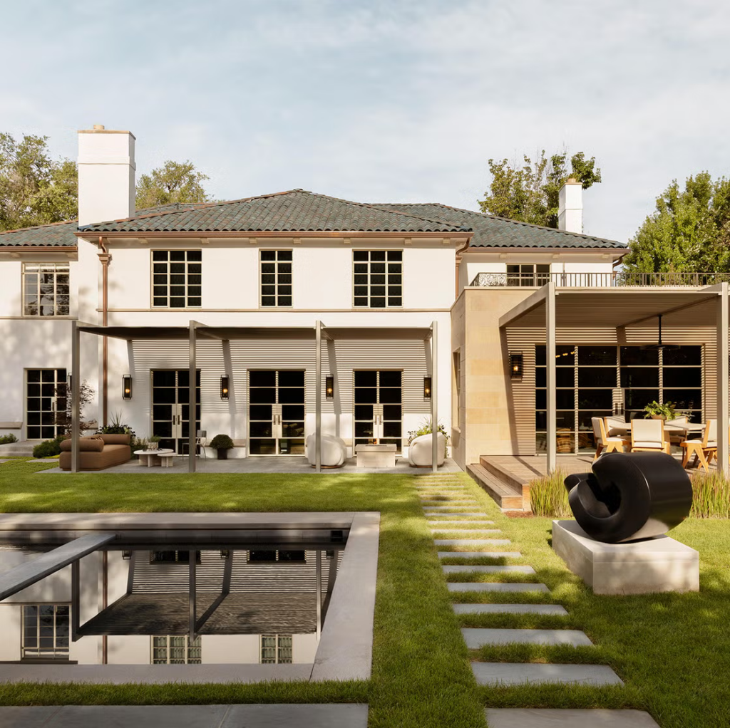 7 Inspirasi Rumah Kampung Modern Elegan, Taman Depan Luas Bikin Hunian Terasa Mahal