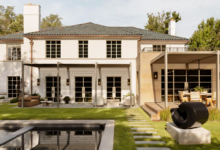 7 Inspirasi Rumah Kampung Modern Elegan, Taman Depan Luas Bikin Hunian Terasa Mahal