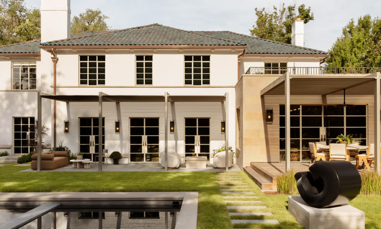 7 Inspirasi Rumah Kampung Modern Elegan, Taman Depan Luas Bikin Hunian Terasa Mahal