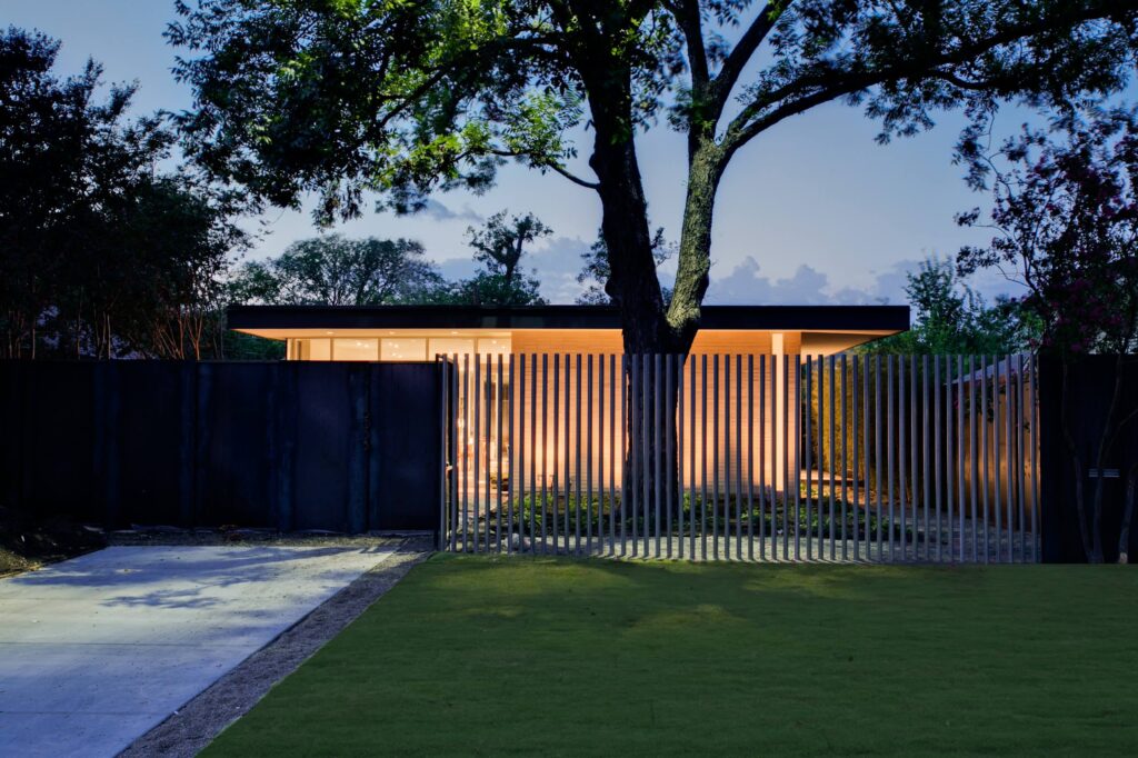 7 Desain Pagar Hijau yang Tetap Sulit Dipanjat, Cocok untuk Rumah Modern