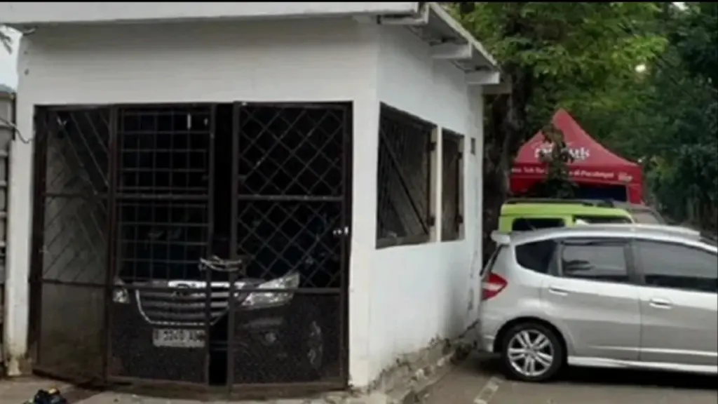 Garasi di Atas Trotoar Bandung Siap Dibongkar, Ternyata Dipakai Simpan Motor Sampah