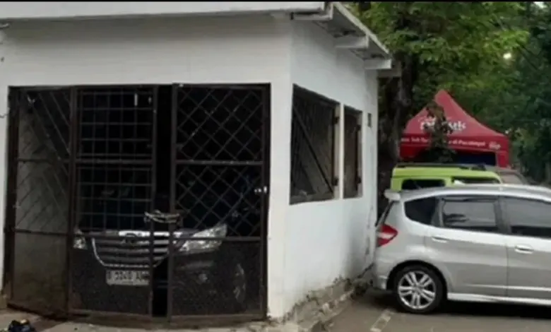 Garasi di Atas Trotoar Bandung Siap Dibongkar, Ternyata Dipakai Simpan Motor Sampah