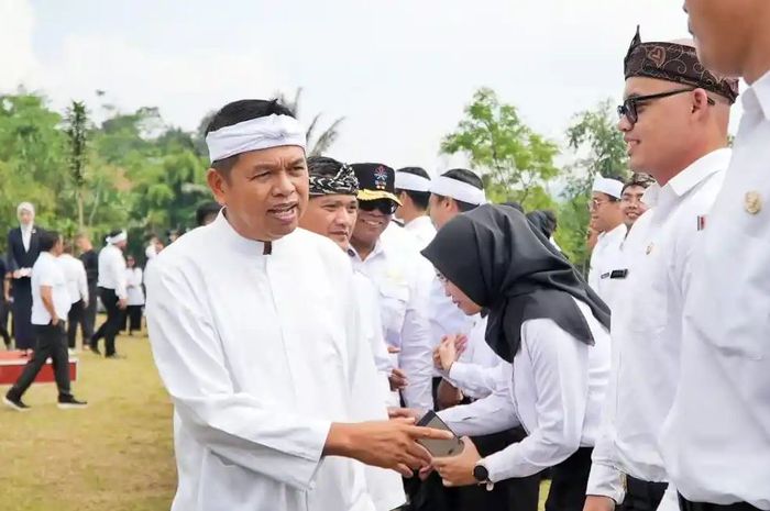 Dedi Mulyadi Lantik 720 ASN di Lapangan Desa, Pesan Keras Soal Tugas Mereka