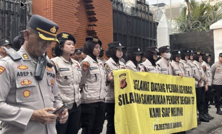 Polda Jabar Turunkan Tim Negosiator, Aksi Unjuk Rasa Ditangani dengan Cara Humanis