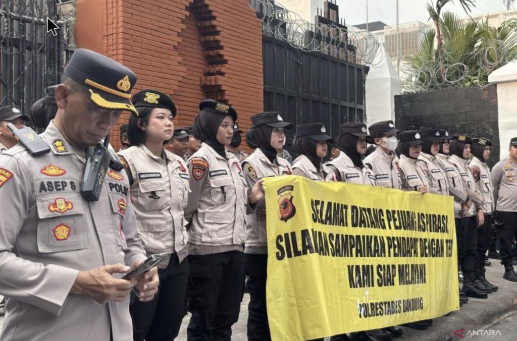 Polda Jabar Turunkan Tim Negosiator, Aksi Unjuk Rasa Ditangani dengan Cara Humanis