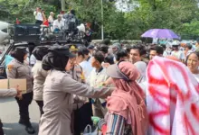 Polisi Bagikan Air Mineral dan Snack ke Demonstran di Monas, Ada Pesan Humanis di Baliknya