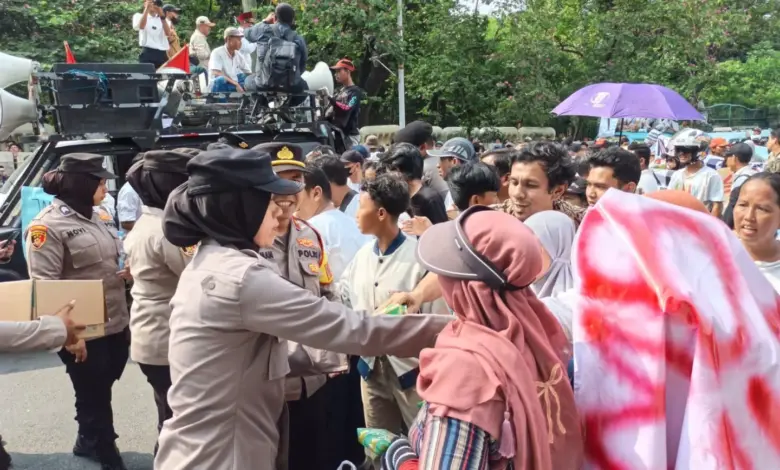 Polisi Bagikan Air Mineral dan Snack ke Demonstran di Monas, Ada Pesan Humanis di Baliknya