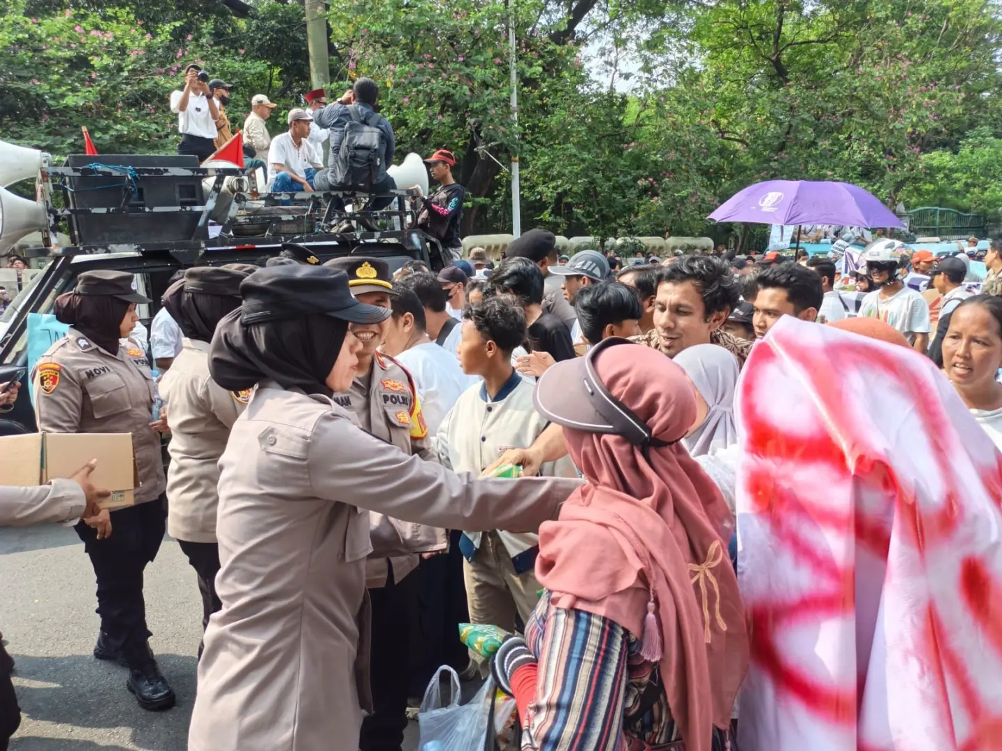 Polisi Bagikan Air Mineral dan Snack ke Demonstran di Monas, Ada Pesan Humanis di Baliknya
