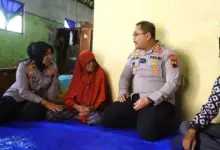 Jukir Lansia Brebes yang Gagalkan Pencurian Rp 3,6 Miliar Kini Diantar Umrah oleh Korban