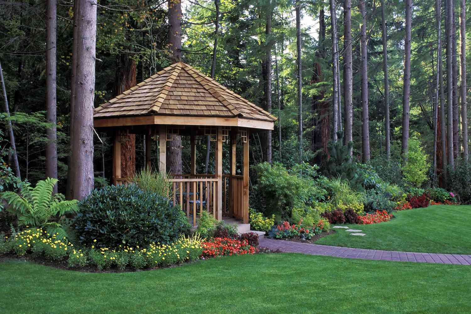 7 Gazebo Kecil yang Bikin Rumah Sederhana Terlihat Lebih Mahal